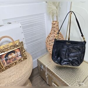 BEAUTIFUL BLACK COACH LEATHER PURSE 🖤